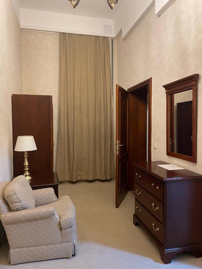 Opera16 Guestrooms Penzion *