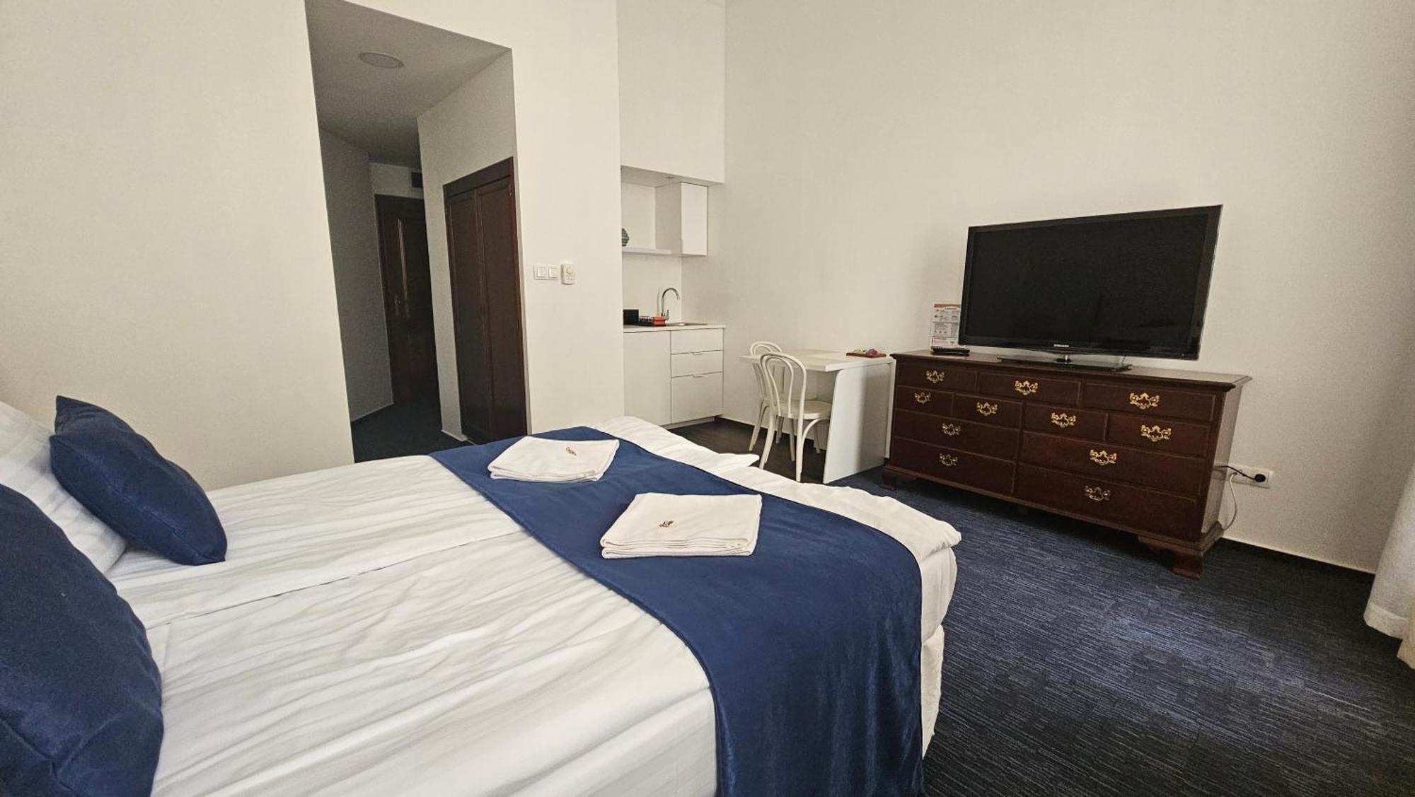 Opera16 Guestrooms Penzion *